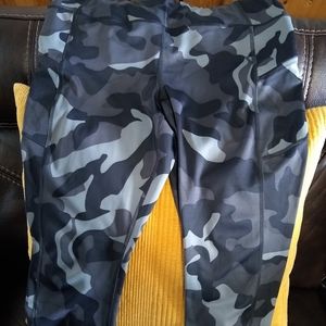 Athleta Gray Camo Contender 7/8 leggings in sz XL
